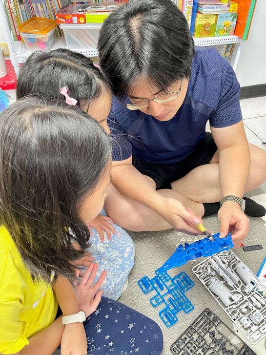 爸爸帶女兒