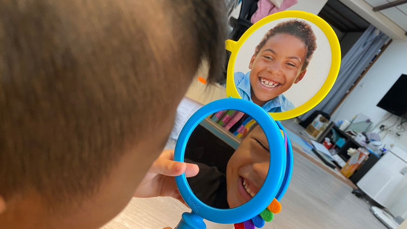 小朋友用鏡子練習表情