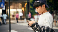 男孩-手機