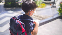 小男孩-背書包-戴口罩