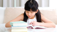 長髮女孩-閱讀書籍