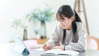 女孩-寫字