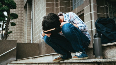 男孩-難過-樓梯-哭泣-男孩在樓梯上哭泣
