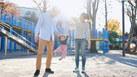 父母牽著小孩-公園