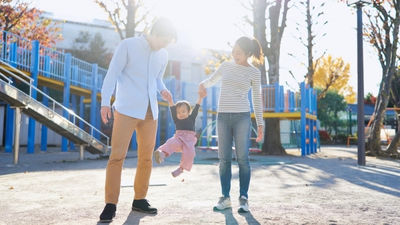 父母牽著小孩-公園