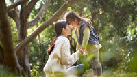 母女-在公園-陪伴-牽手