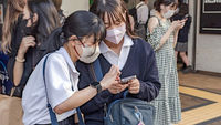 國中生-用手機-手機-網路-3C-學生