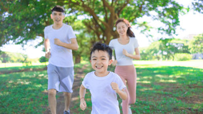 家庭-父母-小孩-運動-奔跑-公園-大樹