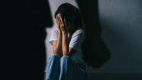女孩-哭泣-害怕-暴力-女孩蜷縮在角落