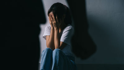女孩-哭泣-害怕-暴力-女孩蜷縮在角落