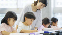 資優生-小學生上課-老師指導