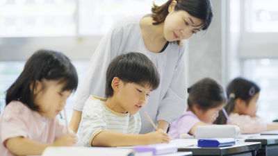資優生-小學生上課-老師指導