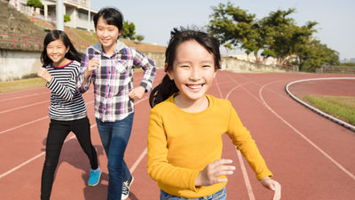 女孩-跑步-校園-操場-比賽