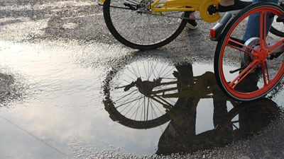 自行車、天空、下雨