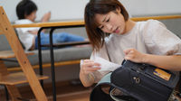 家長在看孩子考卷