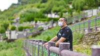 中年男子望前方