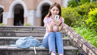 滑手機的女生