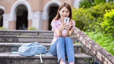 滑手機的女生