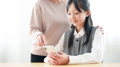 手機-女孩-媽媽-媽媽給女孩手機