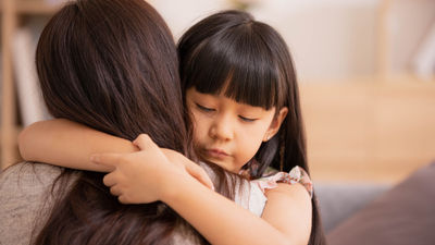 安定-安慰-媽媽-女兒-媽媽安慰女兒