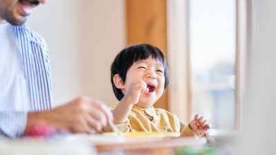 男孩吃東西
