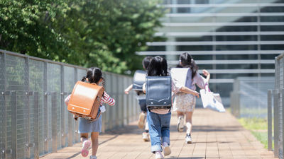 小學生走路