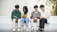 青少年-書-閱讀-讀書-一群青少年在讀書