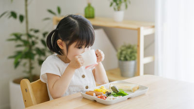 小孩吃飯