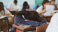 女學生趴在桌上