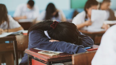 女學生趴在桌上