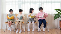 小孩-閱讀-書-小孩們坐在椅子上閱讀