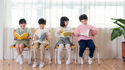 小孩-閱讀-書-小孩們坐在椅子上閱讀
