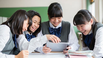 女學生-在教室-開心-使用平板
