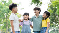 小孩和朋友們開心的笑