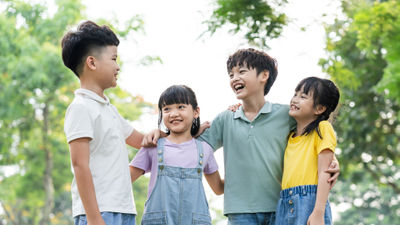 小孩和朋友們開心的笑