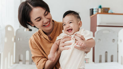 寶寶-媽媽-育兒-開心的媽媽抱著嬰兒