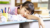 女學生-上半身攤在桌上