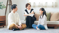爸爸-媽媽-女兒-國中生-家庭在客廳談心