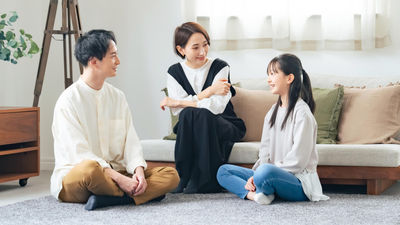 爸爸-媽媽-女兒-國中生-家庭在客廳談心