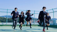 青少年-開心-跳躍-奔跑