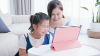 媽媽-女兒-母女-平板電腦-親子互動
