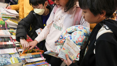 閱讀-書本-小孩正在挑選書本-書展