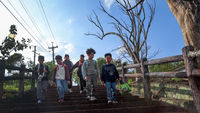 部落-原住民-小孩-放學-書包-樓梯