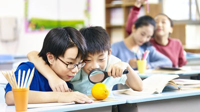 學生-放大鏡觀察