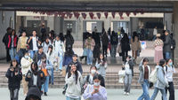 考生-學生-考試-一群學生走出校門口
