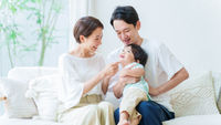 家庭-父母-小孩-沙發-一家人在沙發上玩