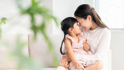 媽媽-女兒-母女-媽媽在沙發上抱著女兒