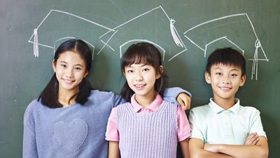 小學生-黑板前合照-學士帽