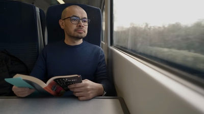男人-搭火車-看書