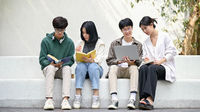 學生-書本-平板-聊天-校園